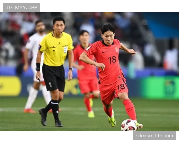 金玟哉获评亚洲最佳后卫,防守表现稳健备受认可 金玟哉获评亚洲最佳后卫,防守表现稳健备受认可