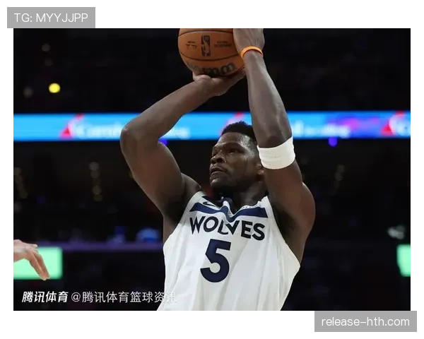 爱德华兹突破创造空位，拉开队内得分差距提升锋线威胁