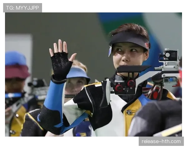 杜丽又发晚宴照，那裙子能顶我好几年的房租，抬杯的眼神活像在拍戏